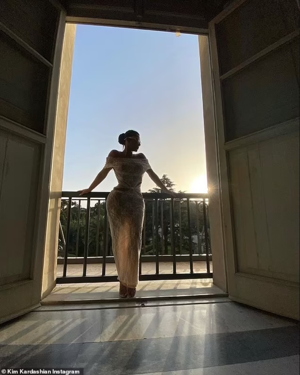 Mặc hở bạo khi tới thăm Vatican, nữ tỷ phú Kim Kardashian bị chỉ trích - 10