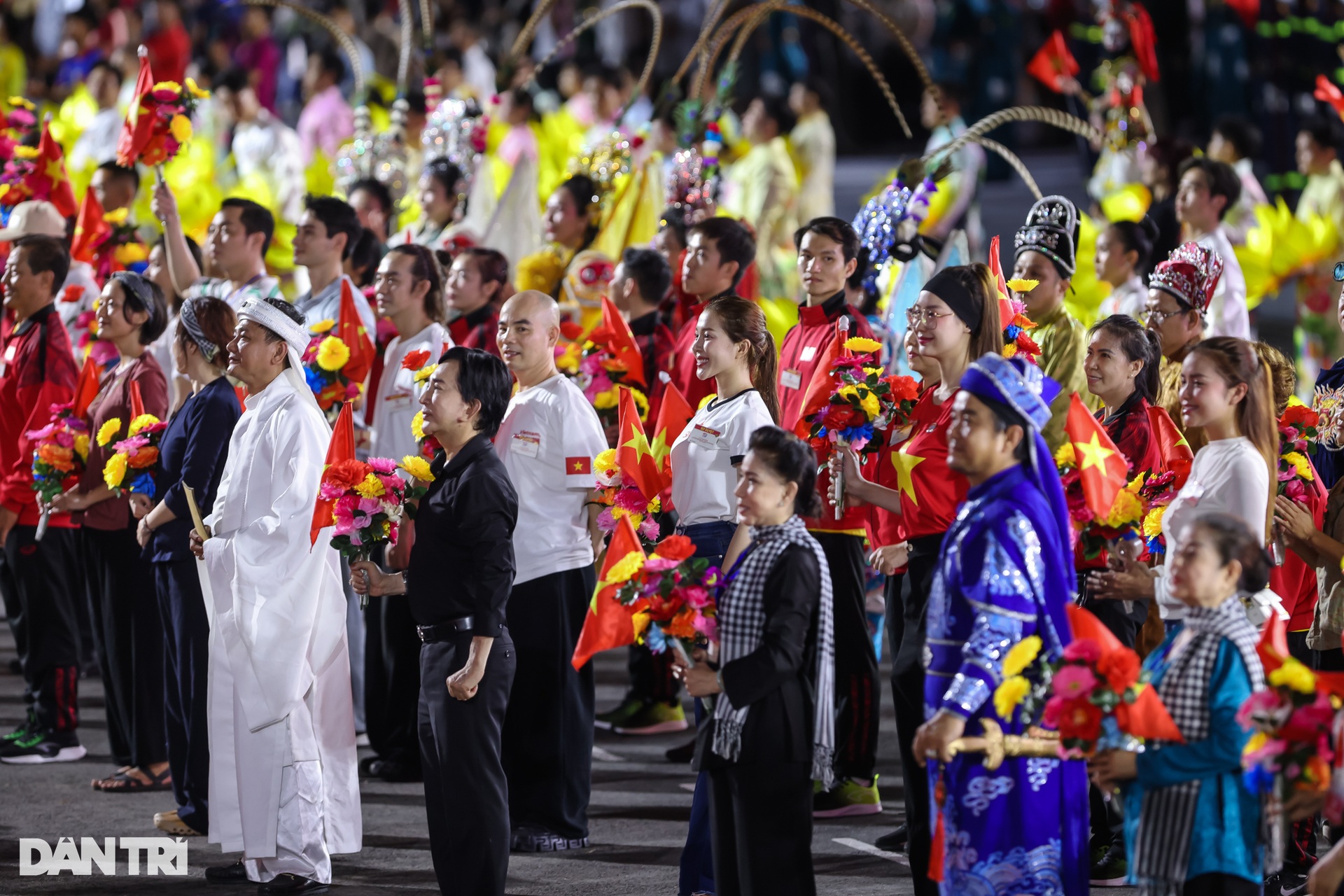 Thanh Thủy, Tiểu Vy, HHen Niê dự sơ duyệt diễu binh giữa biển người TPHCM - 9 Thanh Thủy, Tiểu Vy, HHen Niê dự sơ duyệt diễu binh giữa biển người TPHCM - 9