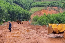 Nứt dài 80m trên cao tốc La Sơn - Hòa Liên, chưa thông tuyến vì sạt lở