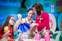 Hoa hậu Ngọc Hân làm cô giáo dạy trẻ thiết kế thời trang