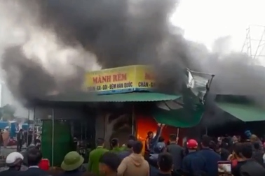 Cháy chợ đầu năm, 50 chiến sĩ vất vả dập lửa