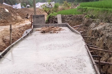 Vụ doanh nghiệp xây cầu bê tông trộn đất đá bẩn: "Trảm" chỉ huy công trường