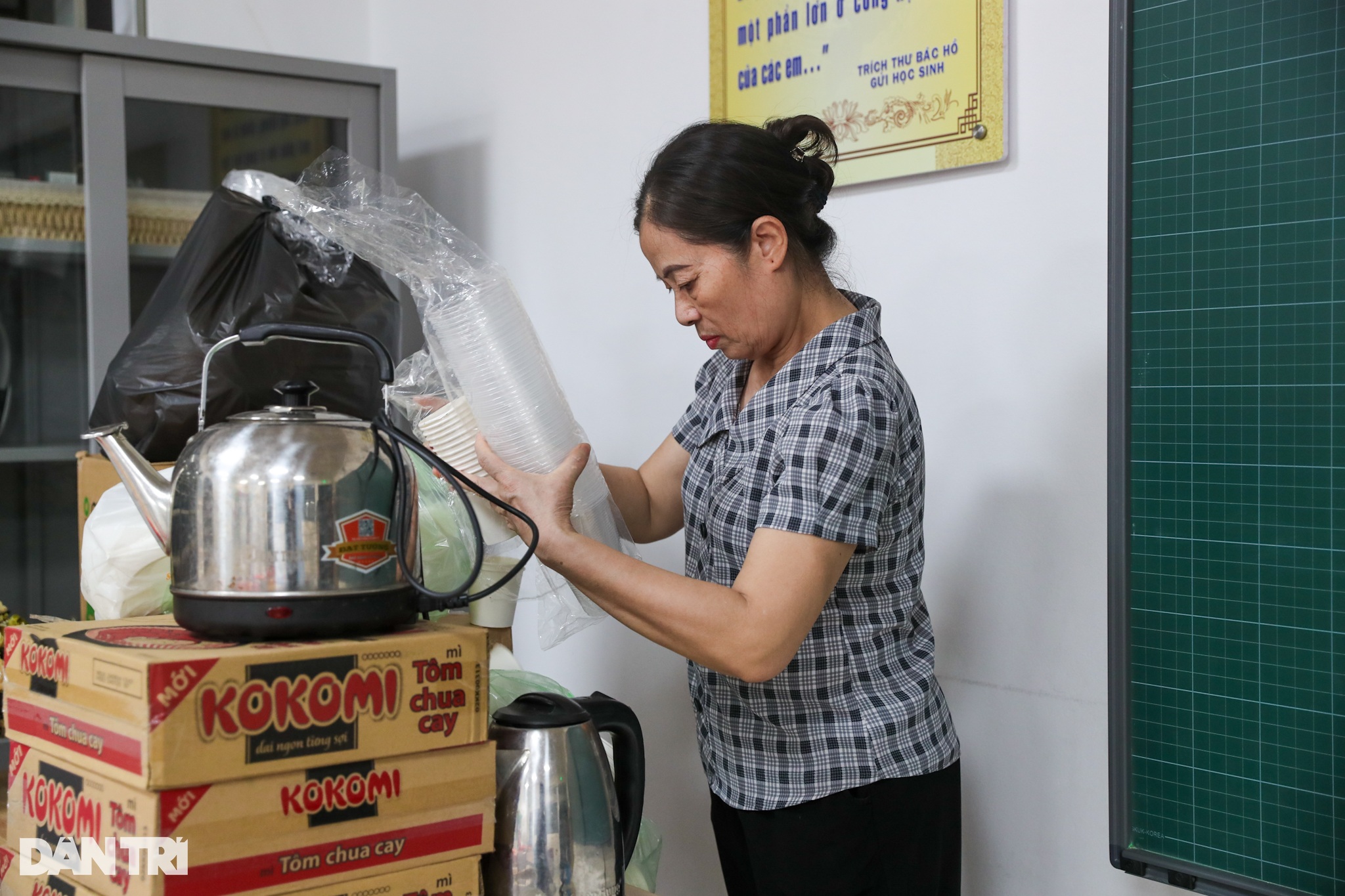 Hà Nội di dời trong đêm 160 người dân khỏi nhà tập thể cũ để tránh bão Yagi - 11 Hà Nội di dời trong đêm 160 người dân khỏi nhà tập thể cũ để tránh bão Yagi - 11