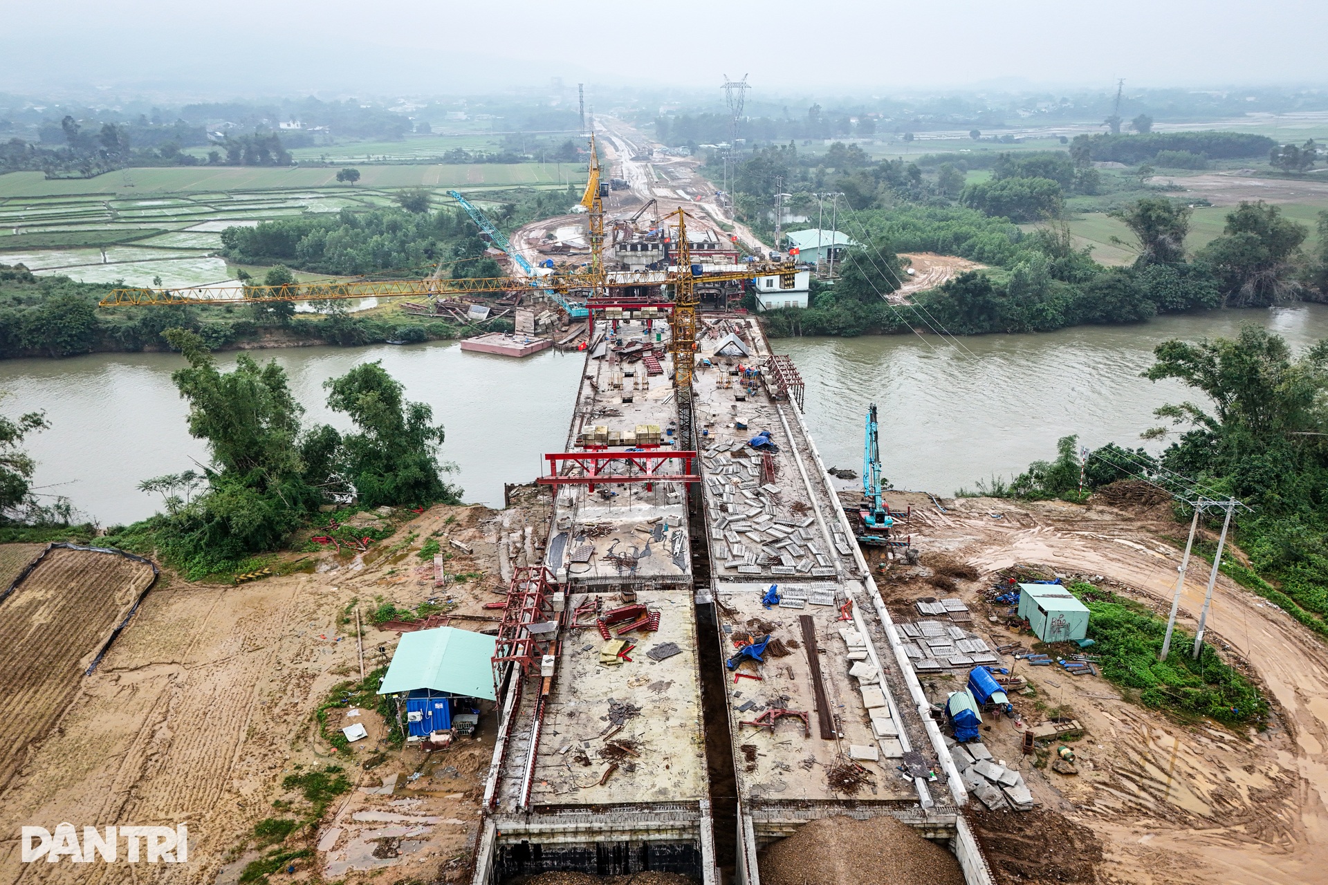 Vượt rét trên công trường cầu gần 275 tỷ đồng nối Đà Nẵng - Quảng Nam - 2 Vượt rét trên công trường cầu gần 275 tỷ đồng nối Đà Nẵng - Quảng Nam - 2