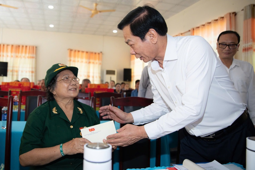 Bộ trưởng Nội vụ trao quà của Tổng Bí thư, Chủ tịch nước tặng người có công - 6 Bộ trưởng Nội vụ trao quà của Tổng Bí thư, Chủ tịch nước tặng người có công - 6