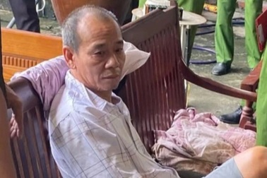 Treo cổ con gái 4 tuổi lên trần nhà để uy hiếp vợ