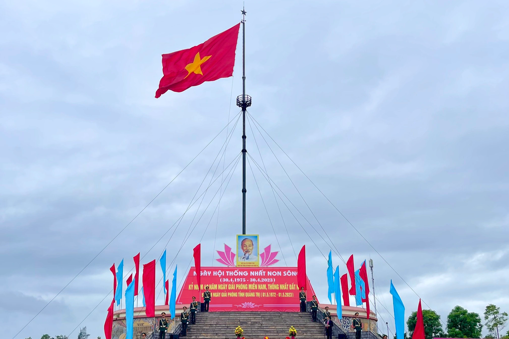 Thiêng liêng Lễ thượng cờ Thống nhất non sông bên dòng Bến Hải - 3 Thiêng liêng Lễ thượng cờ Thống nhất non sông bên dòng Bến Hải - 3