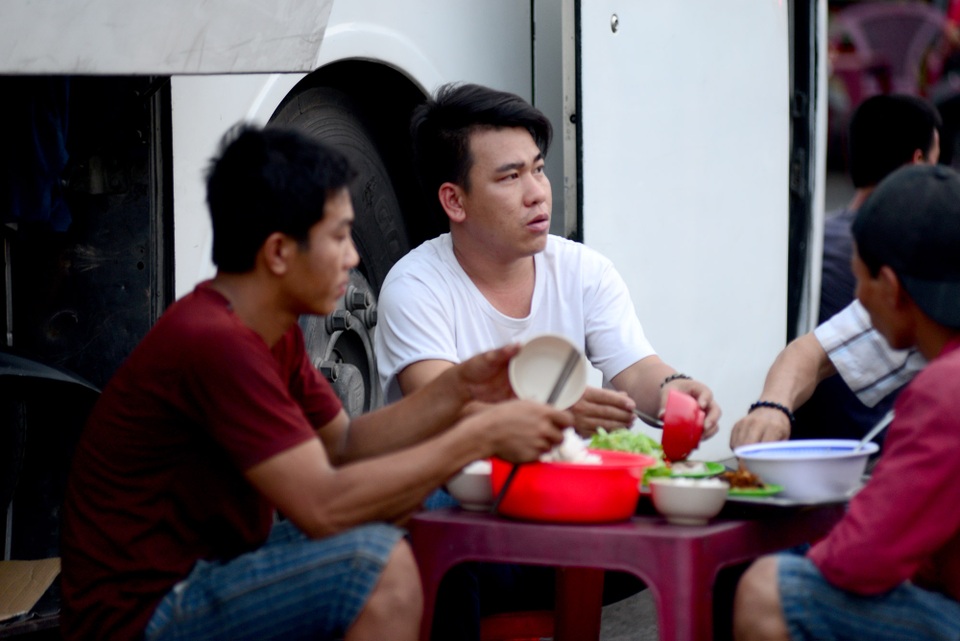 Người dân ra bến xe về quê nghỉ lễ 30/4 .jpg Người dân ra bến xe về quê nghỉ lễ 30/4 .jpg