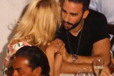 Pamela Anderson tình tứ bên cầu thủ bóng đá kém 18 tuổi