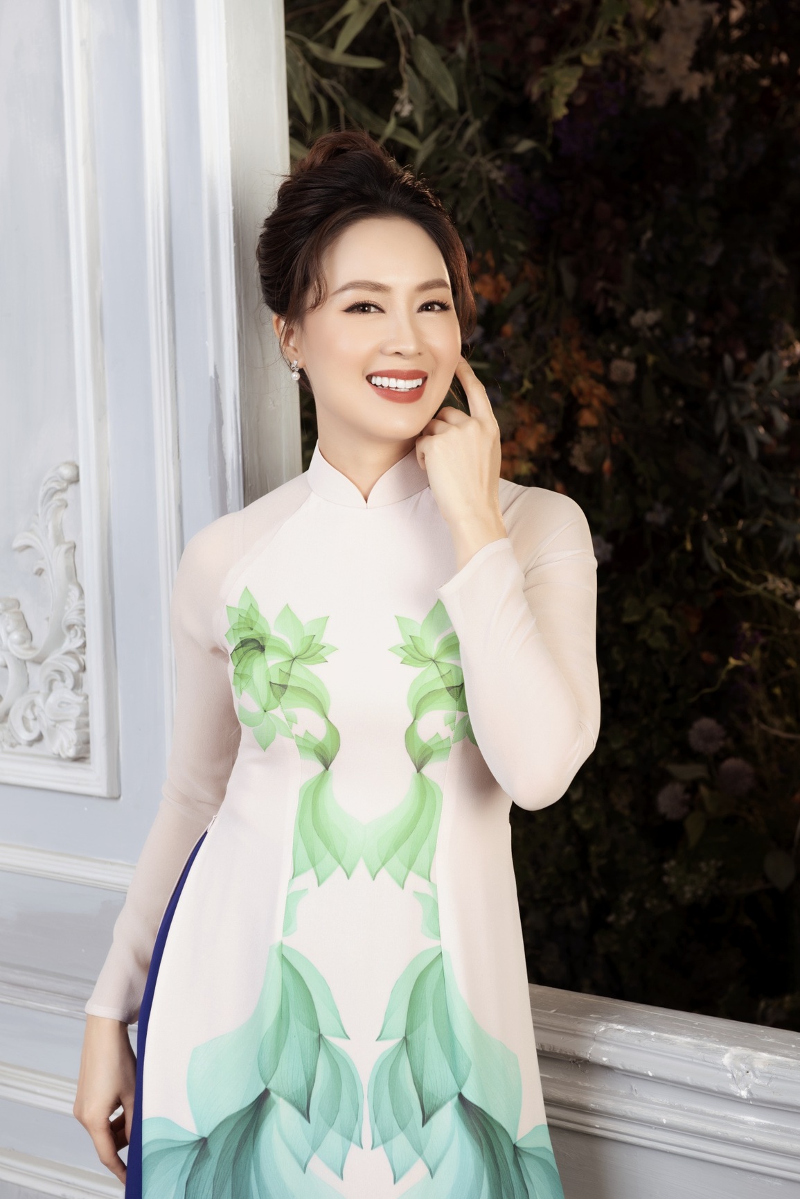 Hồng Diễm khẳng định nhan sắc lão hóa ngược trong bộ ảnh xuân - 6 Hồng Diễm khẳng định nhan sắc lão hóa ngược trong bộ ảnh xuân - 6