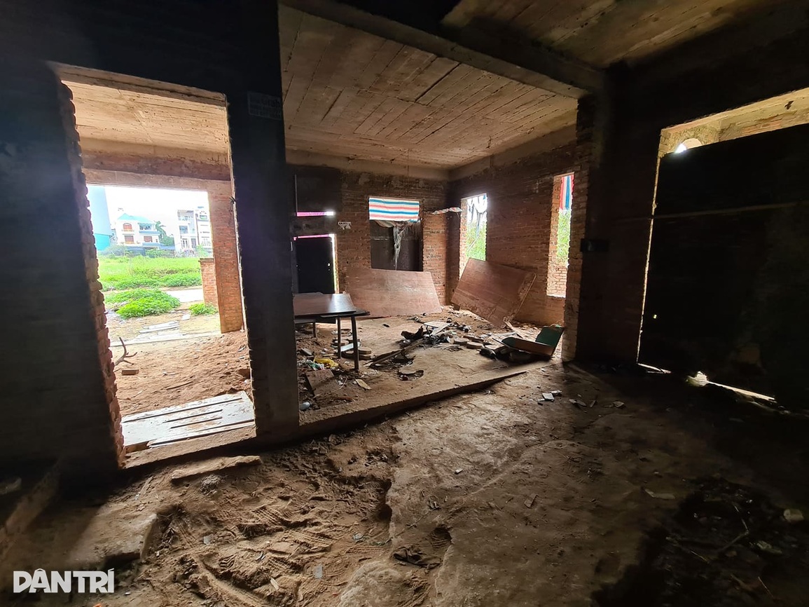 Biệt thự để cỏ mọc um tùm nhưng được hét giá khiến đại gia bỏng tay - 9