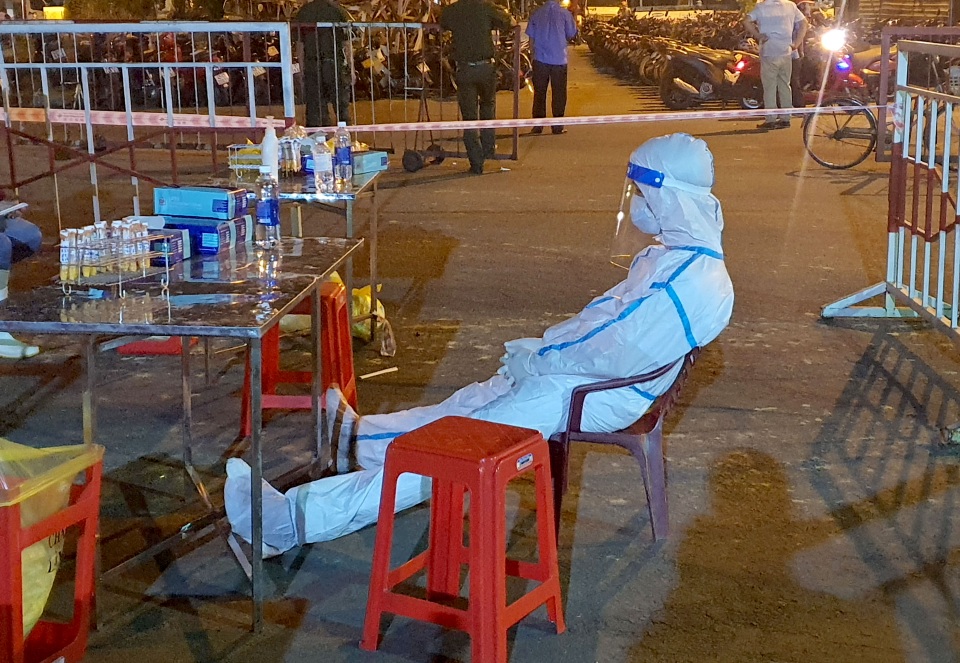 Đà Nẵng: Đêm trắng xét nghiệm ở điểm nóng Covid-19 - 6 Đà Nẵng: Đêm trắng xét nghiệm ở điểm nóng Covid-19 - 6