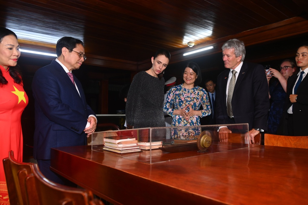 Thủ tướng New Zealand thưởng thức bưởi trong vườn quả Bác Hồ - 2 Thủ tướng New Zealand thưởng thức bưởi trong vườn quả Bác Hồ - 2