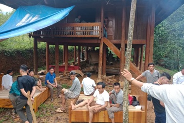 Vừa bước xuống cầu thang, người đàn ông bị sét đánh tử vong