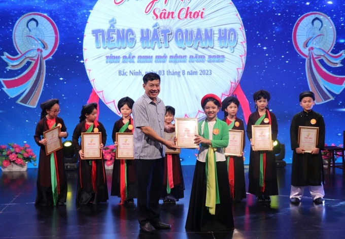 Ban tổ chức trao giải Nhất cho thí sinh.