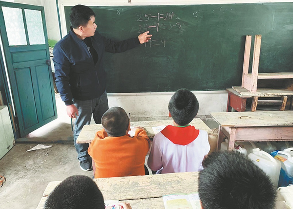 Hai trường học ở Trung Quốc chỉ có một thầy giáo duy nhất - 1 Hai trường học ở Trung Quốc chỉ có một thầy giáo duy nhất - 1