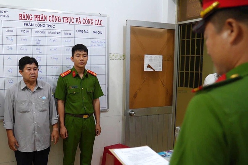 Vụ tài xế xe khách cố lao kịp đèn xanh, tông chết người: Ai bồi thường? - 1 Vụ tài xế xe khách cố lao kịp đèn xanh, tông chết người: Ai bồi thường? - 1