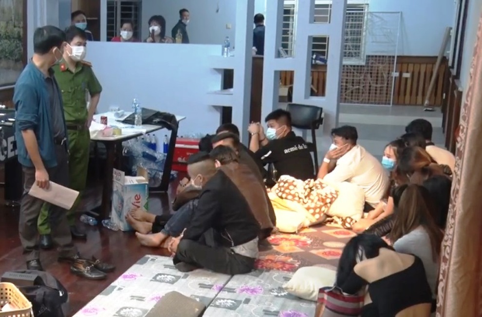 15 nam nữ ở Phủ Lý bay lắc khi vừa hết giãn cách - 1 15 nam nữ ở Phủ Lý bay lắc khi vừa hết giãn cách - 1