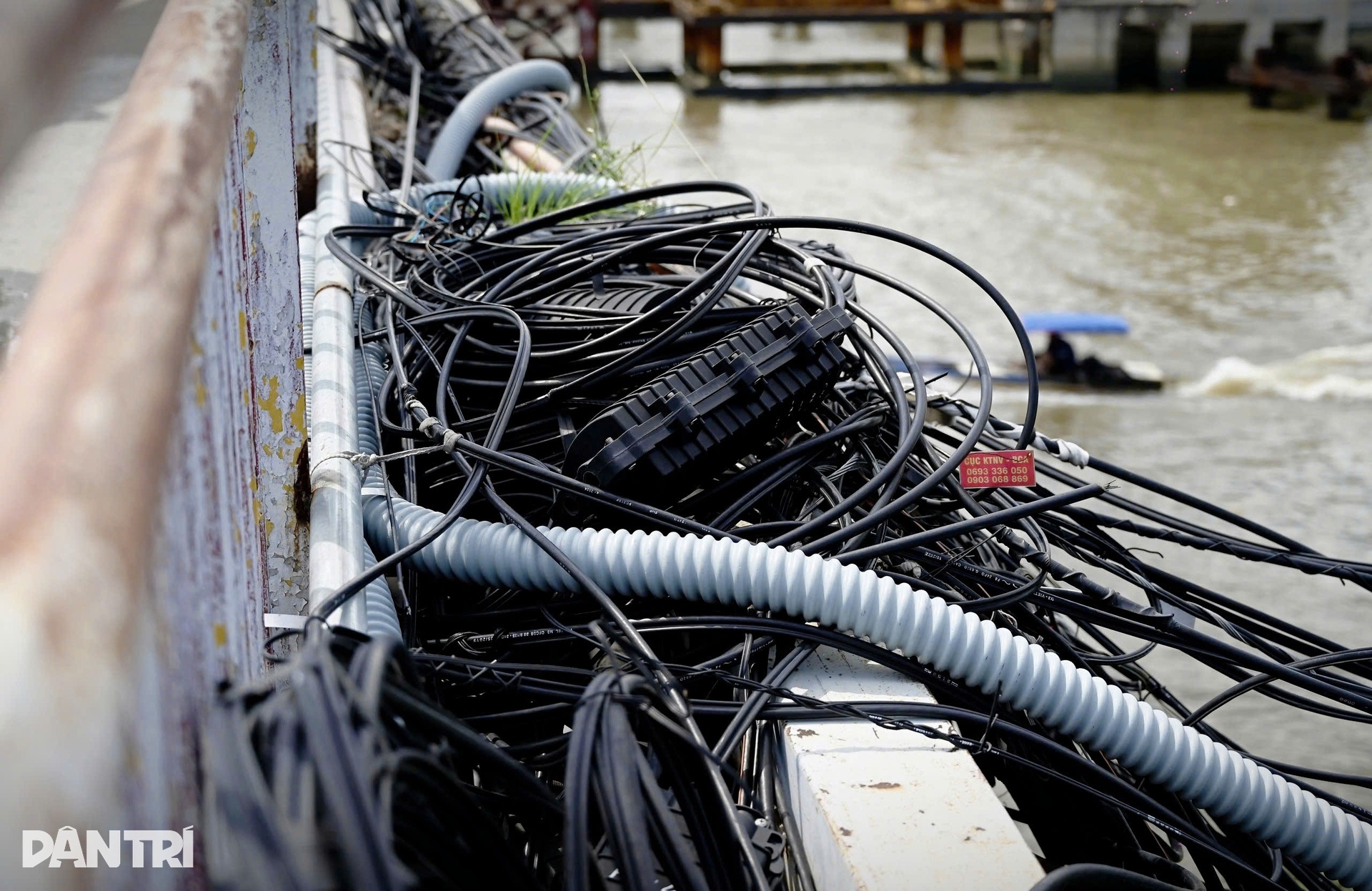 Cây cầu hơn 100 tuổi ở TPHCM xuống cấp, kim tiêm bẫy người đi đường - 4 Cây cầu hơn 100 tuổi ở TPHCM xuống cấp, kim tiêm bẫy người đi đường - 4