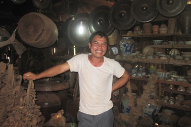 Anh nông dân vay nợ lãi để sưu tầm cổ vật