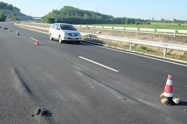 Cao tốc Đà Nẵng - Quảng Ngãi: Hết ổ gà lại đến thấm dột, lún