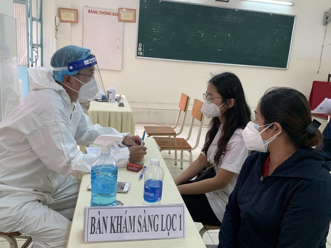Khám sàng lọc tiêm vaccine phòng Covid-19 cho học sinh từ 12-17 tuổi tại TP HCM, TP dự kiến cho học sinh đi học trực tiếp từ ngày 10/12.