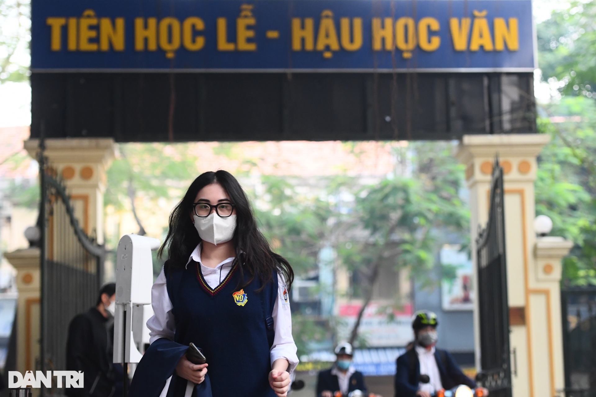 Học sinh lớp 12 ở Hà Nội bồi hồi, lo lắng trong ngày đầu trở lại trường - 13 Học sinh lớp 12 ở Hà Nội bồi hồi, lo lắng trong ngày đầu trở lại trường - 13