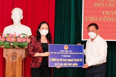 Phó Chủ tịch nước trao quà hỗ trợ hoạt động phòng, chống dịch tại An Giang