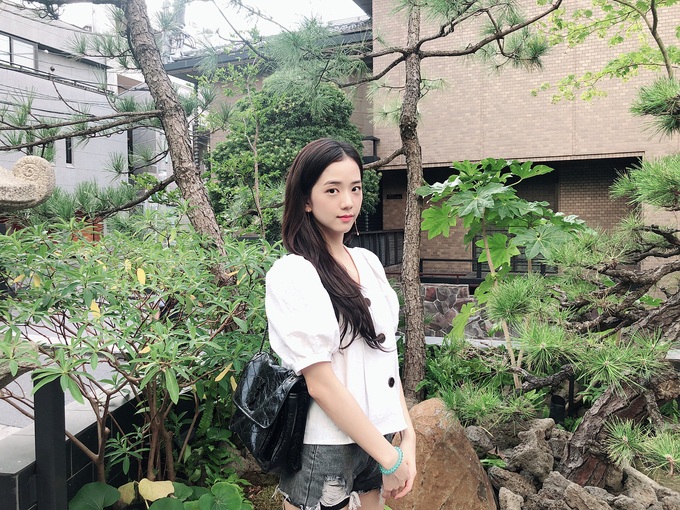 Áo sơ mi/blouse trắng nhạt cỡ nào thì vào tay các mỹ nhân Hàn cũng ra được những set đồ đẹp mê ly - Ảnh 8. Áo sơ mi/blouse trắng nhạt cỡ nào thì vào tay các mỹ nhân Hàn cũng ra được những set đồ đẹp mê ly - Ảnh 8.