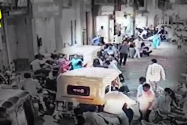 Bị đánh túi bụi khi "lỡ" hắt hơi ở nơi công cộng