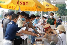 Người dân ùn ùn đổ ra cửa ngõ rời Thủ đô sau nới lỏng giãn cách