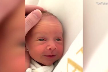 “Lịm tim” với biểu cảm thiên thần của bé 10 ngày tuổi