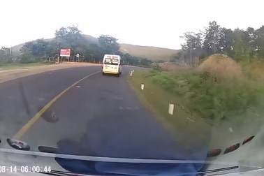 Xe khách lật ngửa xuống bên đường vì vào cua tốc độ cao