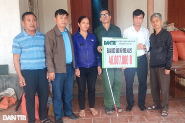 Người đàn ông mù chăm con ung thư được bạn đọc ủng hộ hơn 100 triệu đồng