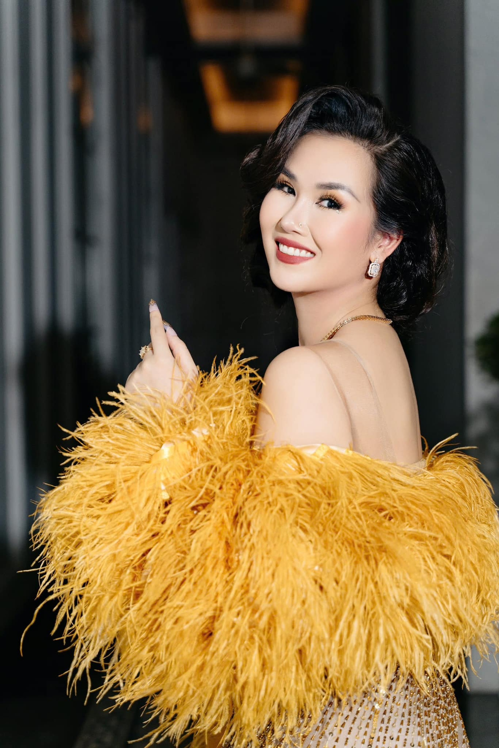 Võ Hạ Trâm: Viên mãn bên chồng Ấn Độ, gây sốt khi hát ca khúc 3 tỷ lượt xem - 3 Võ Hạ Trâm: Viên mãn bên chồng Ấn Độ, gây sốt khi hát ca khúc 3 tỷ lượt xem - 3