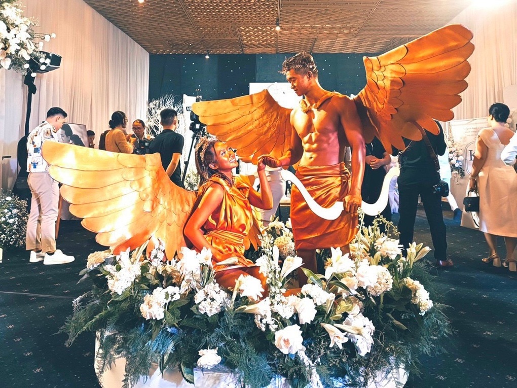 Nghề ngứa không gãi, đau không la, bị đụng chạm thịt da cũng... im lặng - 2 Nghề ngứa không gãi, đau không la, bị đụng chạm thịt da cũng... im lặng - 2