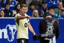 Lewandowski toả sáng giúp Barcelona bám đuổi Real Madrid