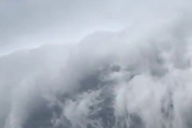 Video: Đám mây khổng lồ che phủ bầu trời như ngày tận thế