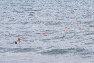 Nha Trang: Mùa biển động, khoanh vùng phao an toàn cho du khách tắm biển