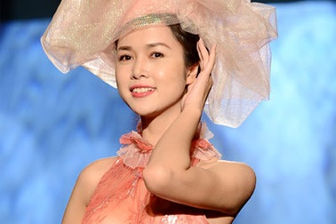 Ngắm “bản sao” của Á hậu Ngọc Oanh trình diễn catwalk