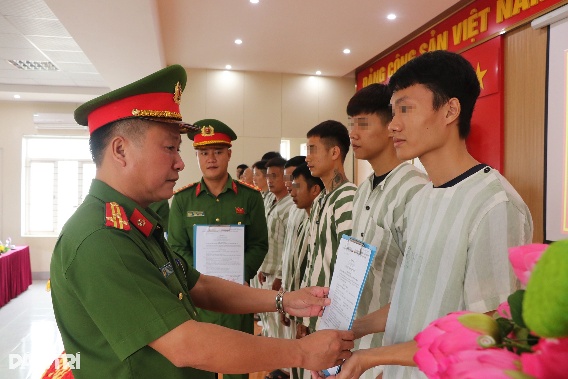 Cái ôm của chàng sinh viên sa chân vào vòng lao lý ngày được đặc xá - 2