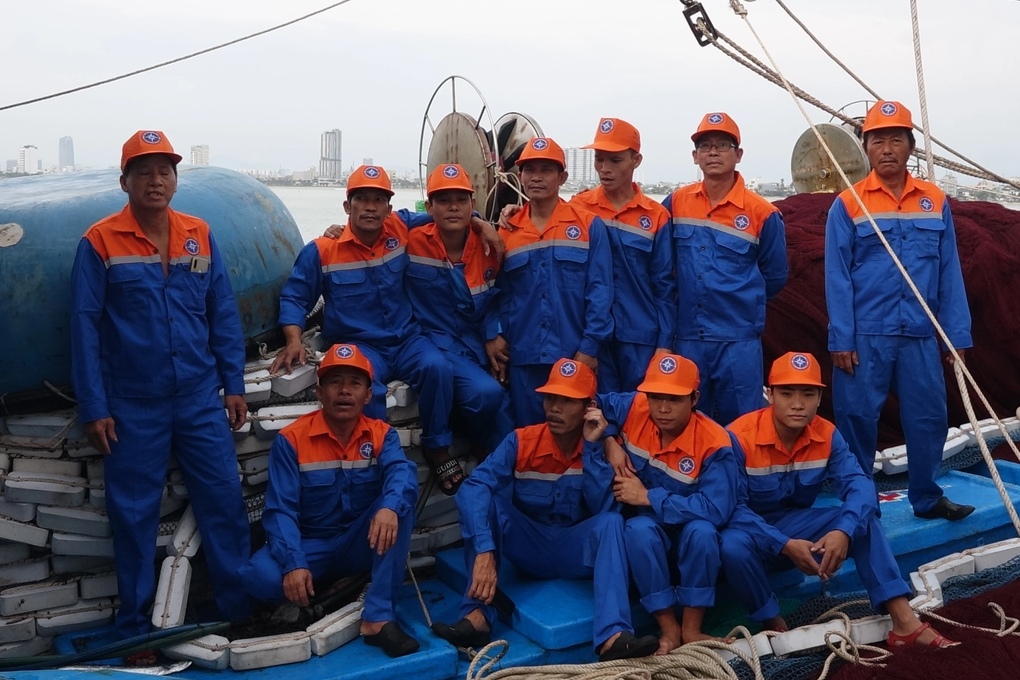 Chạy đua với bão cứu 13 ngư dân trên tàu trôi dạt - 2 Chạy đua với bão cứu 13 ngư dân trên tàu trôi dạt - 2