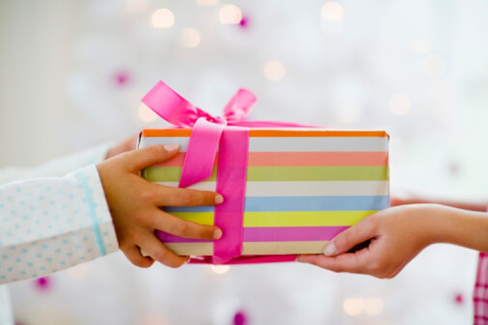 Quà tặng 20/11: Tri ân hay biến tướng của tri ân? - 1 Quà tặng 20/11: Tri ân hay biến tướng của tri ân? - 1