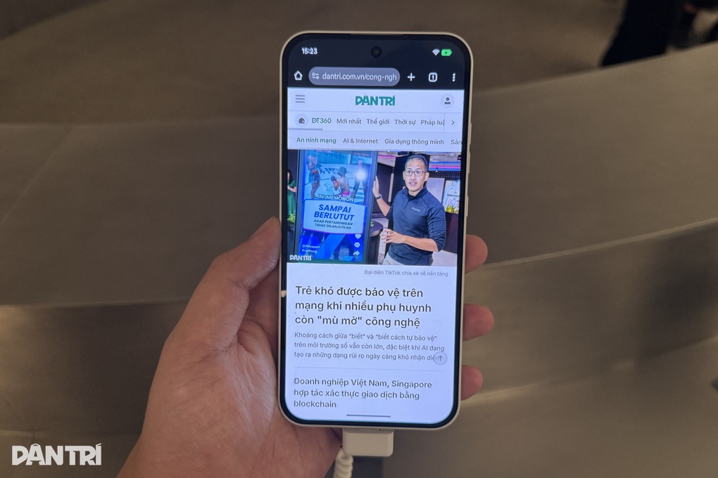 Nothing Phone (4a) lên kệ, có gì sau cái tên trúc trắc? - 1 Nothing Phone (4a) lên kệ, có gì sau cái tên trúc trắc? - 1