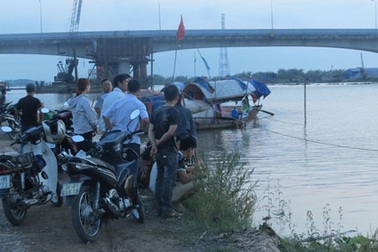 Va chạm tàu, 4 người nhảy xuống sông, 1 người mất tích