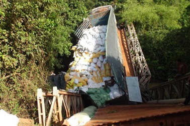 Xe chở 50 tấn làm sập cầu tải trọng 15 tấn