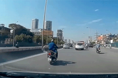 Vượt ẩu, xe máy đâm ôtô, người văng qua giải phân cách