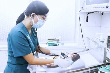 Bé trai 4 ngày tuổi thủng ruột nguy kịch, nghi nhiễm HIV từ mẹ