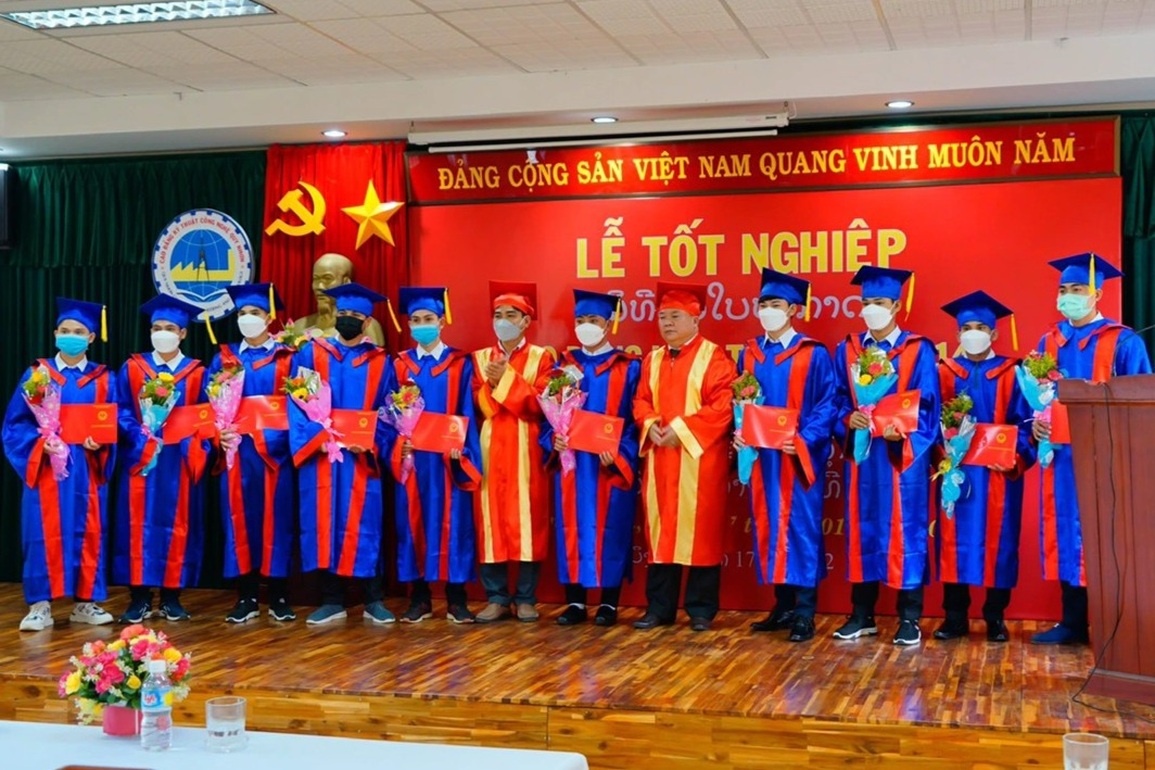 Xã hội nặng về bằng cấp khiến doanh nghiệp khan hiếm lao động - 3 Xã hội nặng về bằng cấp khiến doanh nghiệp khan hiếm lao động - 3