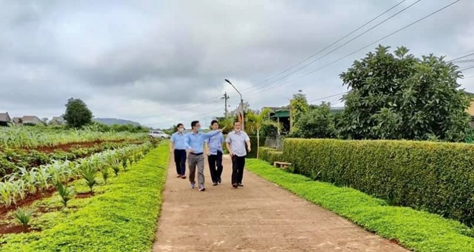 Ông Phan Văn Sinh (thứ 2 bên trái), Phó Chánh văn phòng chuyên trách, văn phòng điều phối NTM Đắk Nông kiểm tra tại xã Thuận An, huyện Đắk Mil.